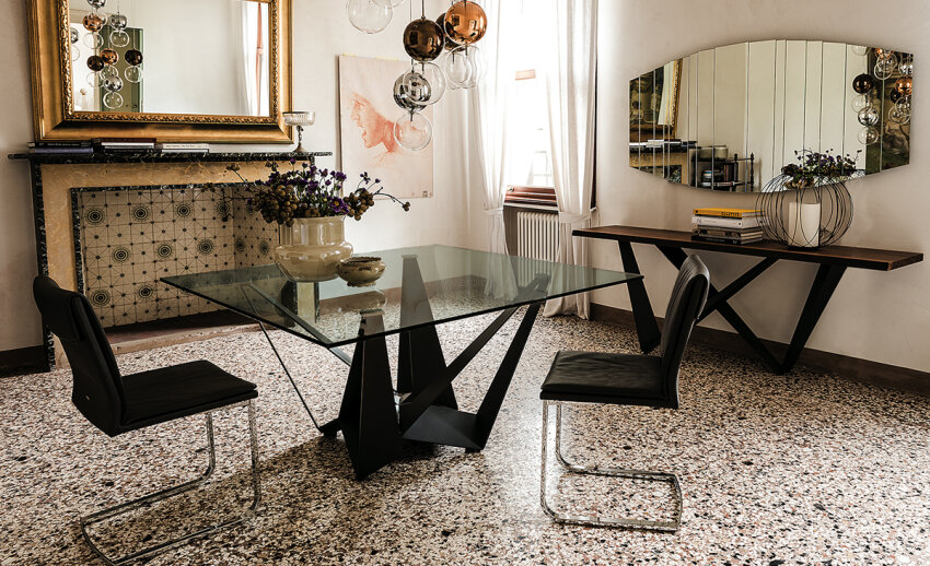 Stół Skorpio firmy Cattelan Italia - szklany blat na geometrycznej podstawie