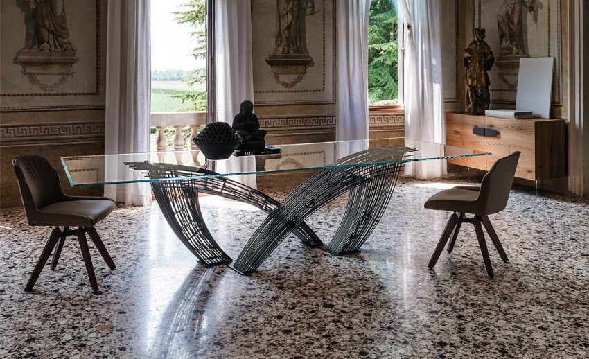 Stół Hystrix firmy Cattelan Italia - szklany blat na ażurowej stalowej podstawie