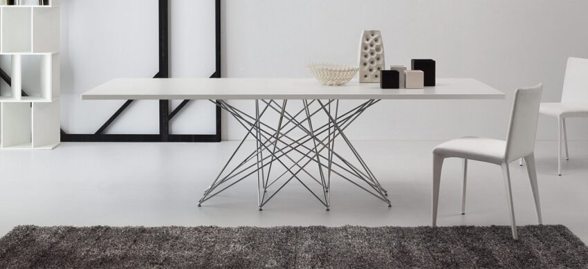 Stół Octa firmy Bonaldo to niezwykły i elegancki mebel na metalowej podstawie