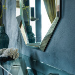 Emerald firmy Cattelan Italia - atrakcyjne lustro ścienne z ramą ze szkła lustrzanego