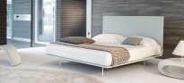 Łóżko podwójne Thin firmy Bonaldo z wąską ramą, pokryte tkaniną, ekoskórą lub skórą