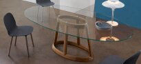 Stół Greeny firmy Bonaldo z blatem w czterech rodzajach marmuru lub w szkle i podstawą z drewna