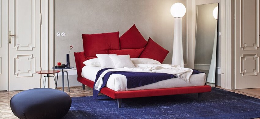 Łóżko podwójne Picabia firmy Bonaldo z zagłówkiem, w którym można dwolnie mieszać różne tkaniny, skóry i kolory