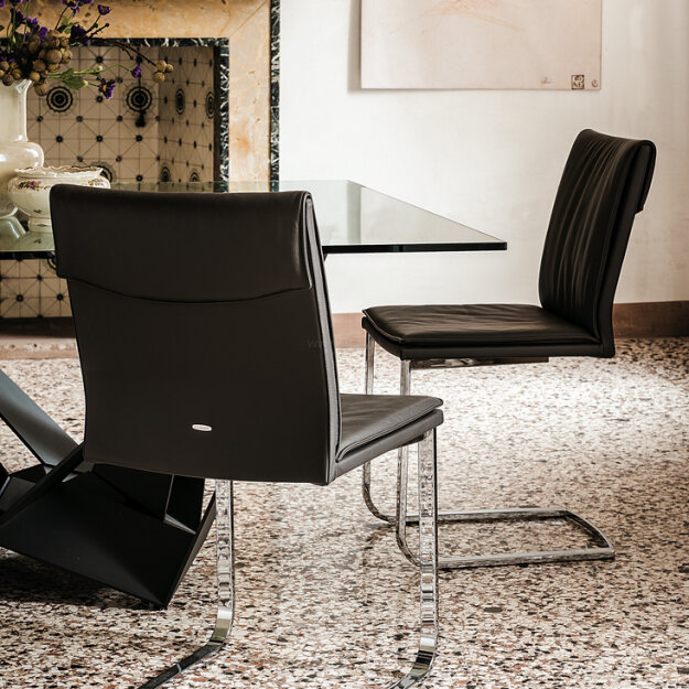Liz firmy Cattelan Italia - nowoczesne krzesło tapicerowane na płozach, w opcji z podłokietnikami