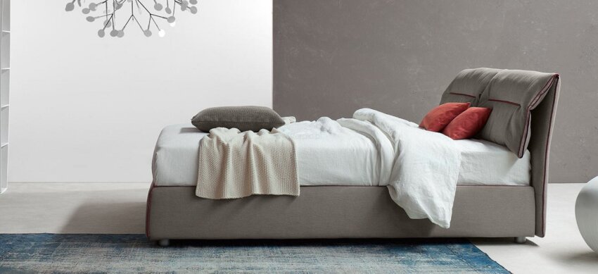 Łóżko Campo firmy Bonaldo z miękkim zagłówkiem dekorowanym ściegiem